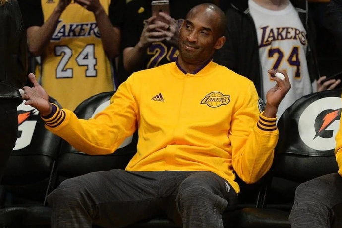 科比退役战热身服拍出 33.6 万美元高价,传奇价值再掀热潮 科比退役战热身服拍出 33.6 万美元高价,传奇价值再掀热潮