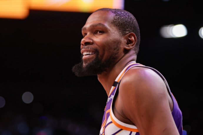 太阳送走杜兰特、裁掉比尔后仍面临困境:无选秀权且给布克巨额合同难操作 太阳送走杜兰特、裁掉比尔后仍面临困境:无选秀权且给布克巨额合同难操作