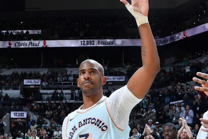 保罗身着3号球衣亮相:回归快船 保罗身着3号球衣亮相:回归快船